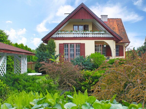 Nuage, Ciel, Plante, Bâtiment, Fenêtre, Propriété, Botanique, Feuille, Arbre, Maison