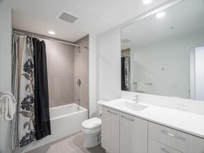 Herndon/Reston Reston 2 Bedroom Bathroom
