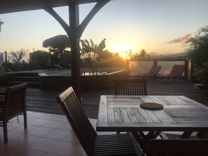 Vue sur la piscine et coucher de soleil de votre terrasse