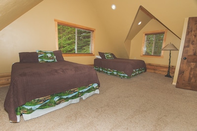 Convenient Island Park Location - Only 30 min drive to YNP Entrance!