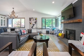Great room w/ eat in kitchen, living and dining area