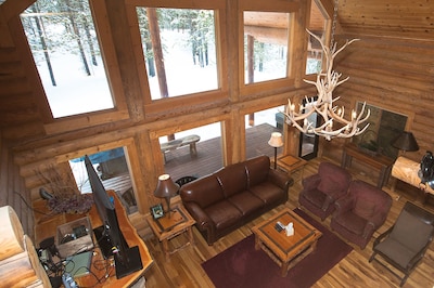 4 bedrooms / 4 bathrooms / Sleeps 12 - Only 30 min drive to YNP Entrance!
