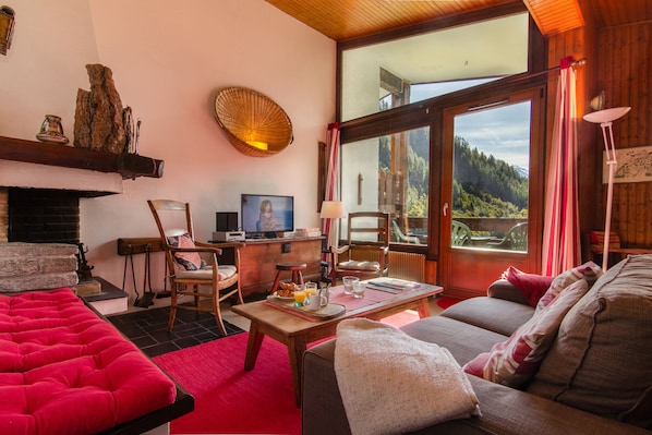 Salon avec vue sur la montagne et accès au balcon