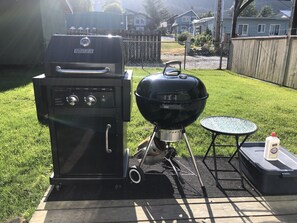 Outdoor barbecue area for everyone's use. Cook fish outdoor only!!!!