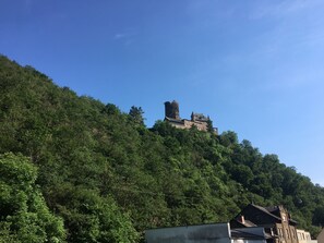 Blick aus dem Wohnzimmer zur Burg