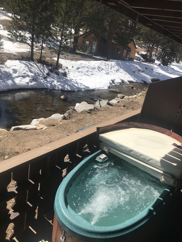 Outdoor spa tub