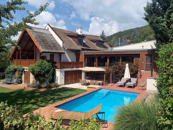 ÁbraHome - Large garden, pool and an amazing house of 400m2