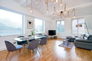 Bright and Spacious Corner Aspect Room