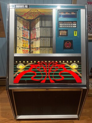 Old time Jude box from 1993 free play 100s amazing mixture of music 4 everyone 