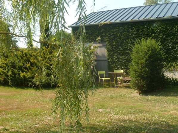 Espace vert avec table et chaises.