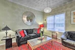 Living Room | Flat-Screen TV | Books | Free WiFi | Central Heating & A/C