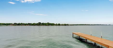 180 degree unobstructed Lake Conroe view. Fish on balcony!  Water directly below