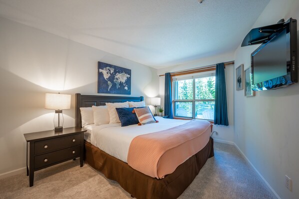 Bedroom - King size bed, wall mounted TV with cable, plenty of storage space in nightstands.