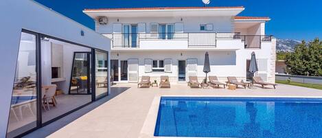 BRAND NEW!! VILLA ALMIC with heated pool, Media room, a playground court
