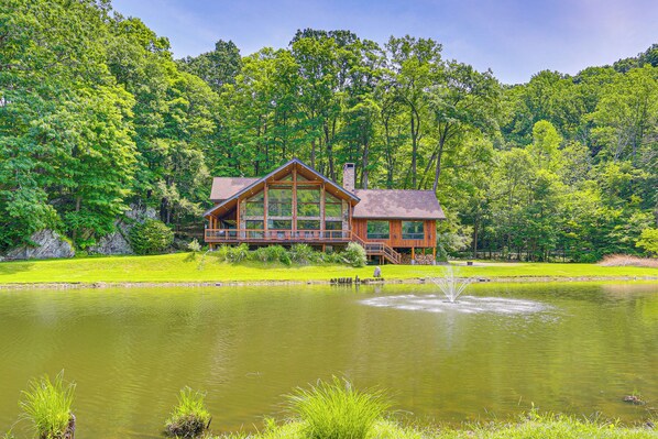 Great Meadows Vacation Rental | 2BR | 2.5BA | 3,000 Sq Ft | Stairs to Access