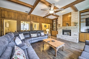 Living Room | Free WiFi | Air Conditioning | Smart TV