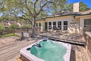 Deck w/ Hot Tub