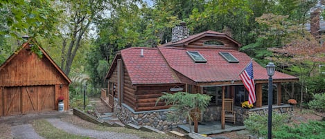 Seclusion, relaxation, and reconnection with nature will be found at this cabin!
