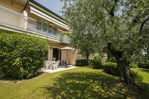 Der Garten mit privater Terrasse.