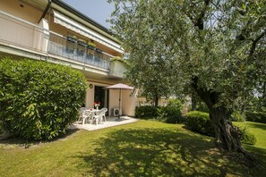 The garden with private terrace.