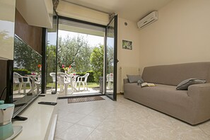 Das Wohnzimmer mit direktem Zugang zur Terrasse und zum Garten.