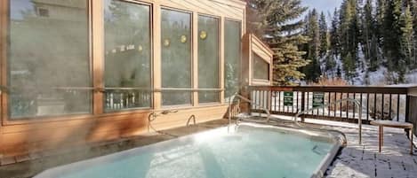 Bain à remous extérieur