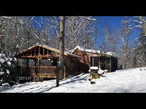 Yes, we get snow ❄️ Wolf Ridge Ski Resort is 15 minutes away !