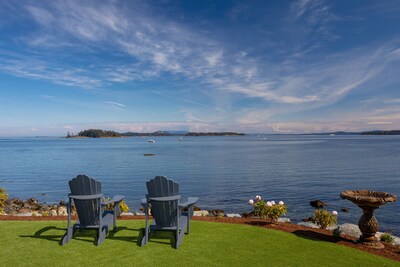 Spectacular Waterfront - Hot Tub - Theatre - Outdoor Shower - Steps to Beach