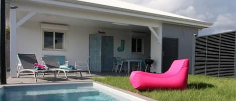 Piscine privée avec alarme, chaises longues et douche extérieure
