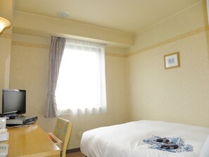 Example of a spacious semi-double room with various wall designs