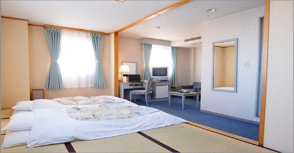 Japanese-style room for 3 people (available for disabled)