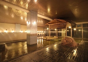 There is a Jacuzzi in the public bath "Okura"