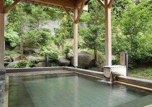 Green dazzling open-air bath ※ Closed in winter due to snowfall (12/1 to 3/31)