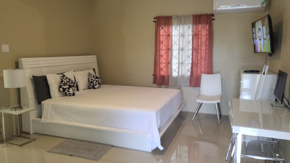 Super Suite with king bed (Bedroom #3)