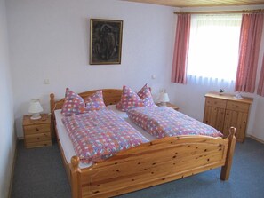 Schlafzimmer mit Doppelbett im Untergeschoß