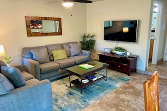 2Bd/2Ba Townhouse with full kitchen steps away from ocean