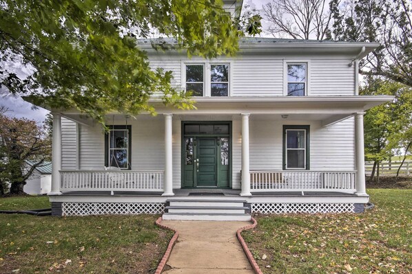 Leesburg Vacation Rental | 7BR | 7BA | 3,000 Sq Ft | Stairs Required to Enter