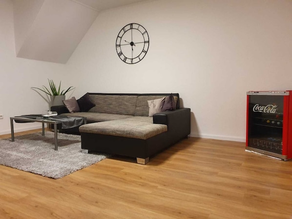Wohnzimmer - Sofa inkl. Bettfunktion + Getränkekühlschrank