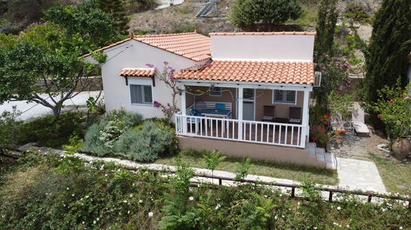 Villa Iris facade, entrance and private parking to the left.