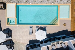 A panoramic aspect of the pool terrace.