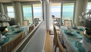 Dinning with ocean breeze. 