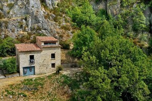 La maison dans son environnement naturel.