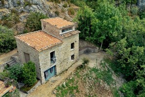 la maison, en bordure du village,sous le chateau.