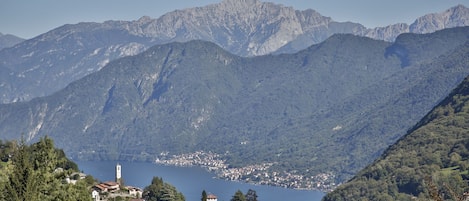 Blick von der Villa Generosa zum Comer See mit Bergen und Dörfern