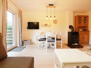 Urlauberdorf 31a - Blick vom Sofa auf den TV und Essbereich