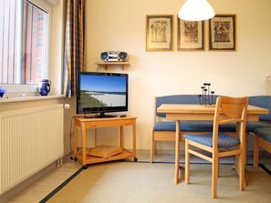 Urlauberdorf 27c - Blick vom Sofa auf den Fernseher