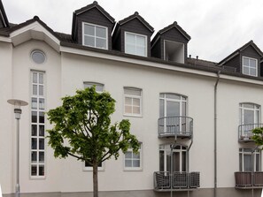 Außenansicht mit Balkon (Hofseite)