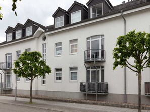 Außenansicht mit Balkon (Straßenseite)