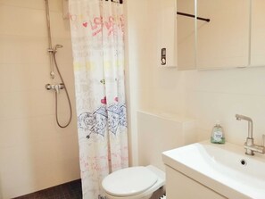 Badezimmer mit Dusche