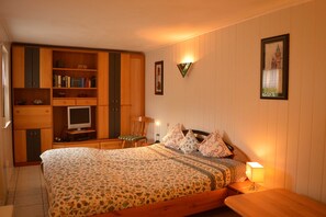 Zweites Schlafzimmer im Erdgeschoss mit eigenem TV